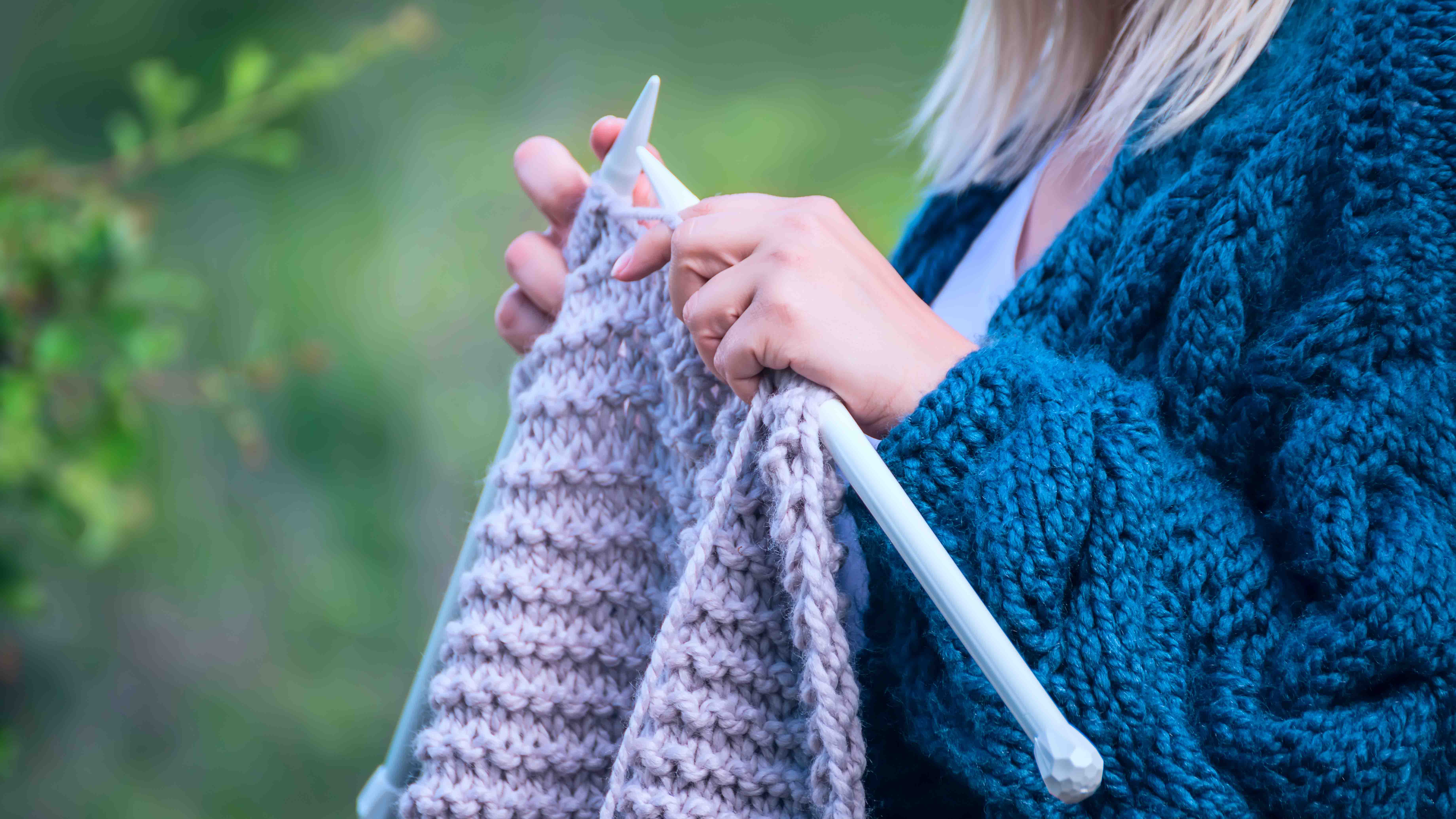 Knitting hands. Хобби вязание спицами. Вязание против стресса. Вязание на природе. Вязание крючком картинки.